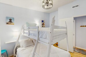 2 bedrooms, iron/ironing board, WiFi, bed sheets - Rustic 2BR Cabin *POOL* Wooded (Kimberling City)