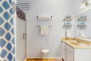 Shower, hair dryer, towels - Rustic 2BR Cabin *POOL* Wooded (Kimberling City)