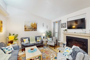 TV, fireplace, offices - Rustic 2BR Cabin *POOL* Wooded (Kimberling City)