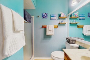 Shower, hair dryer, towels - Rustic 2BR Cabin *POOL* Wooded (Kimberling City)