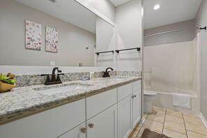 Douche, sèche-cheveux, serviettes fournies