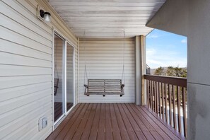 Terrace/patio - 2BR Eagles Nest Condo - MOUNTAIN VIEWS - Pool (Branson)