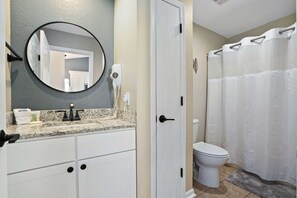 Shower, hair dryer, towels - 2BR Eagles Nest Condo - MOUNTAIN VIEWS - Pool (Branson)