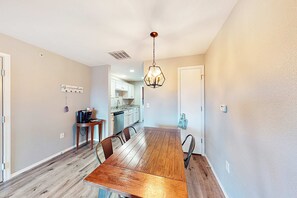 Dining - Bright 3BR Condo - MOUNTAIN VIEW - Near Pool (Branson)