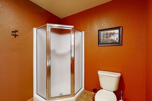 Shower, hair dryer, towels - Peaceful 2BR Cabin - CREEK VIEWS - Golf & Resort (Branson West)