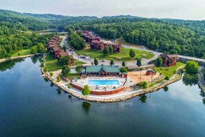Un complex turístic al costat d'un llac, amb piscina, diversos edificis d'allotjament i un moll.