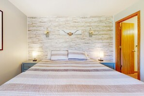 Iron/ironing board, travel cot, WiFi, bed sheets - GOLF VIEWS - 2BR Condo - Creek Views at Turnberry (Branson)