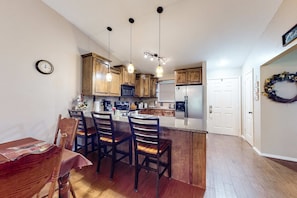 Dining - Lake View 2BR Condo # POOLS # Golf # Pet-Friendly (Branson)