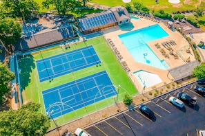 An aerial view of a property with two tennis courts, a swimming pool, and a parking lot. - Lake View 2BR Condo # POOLS # Golf # Pet-Friendly (Branson)