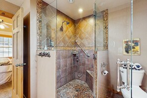Douche, sèche-cheveux, serviettes fournies