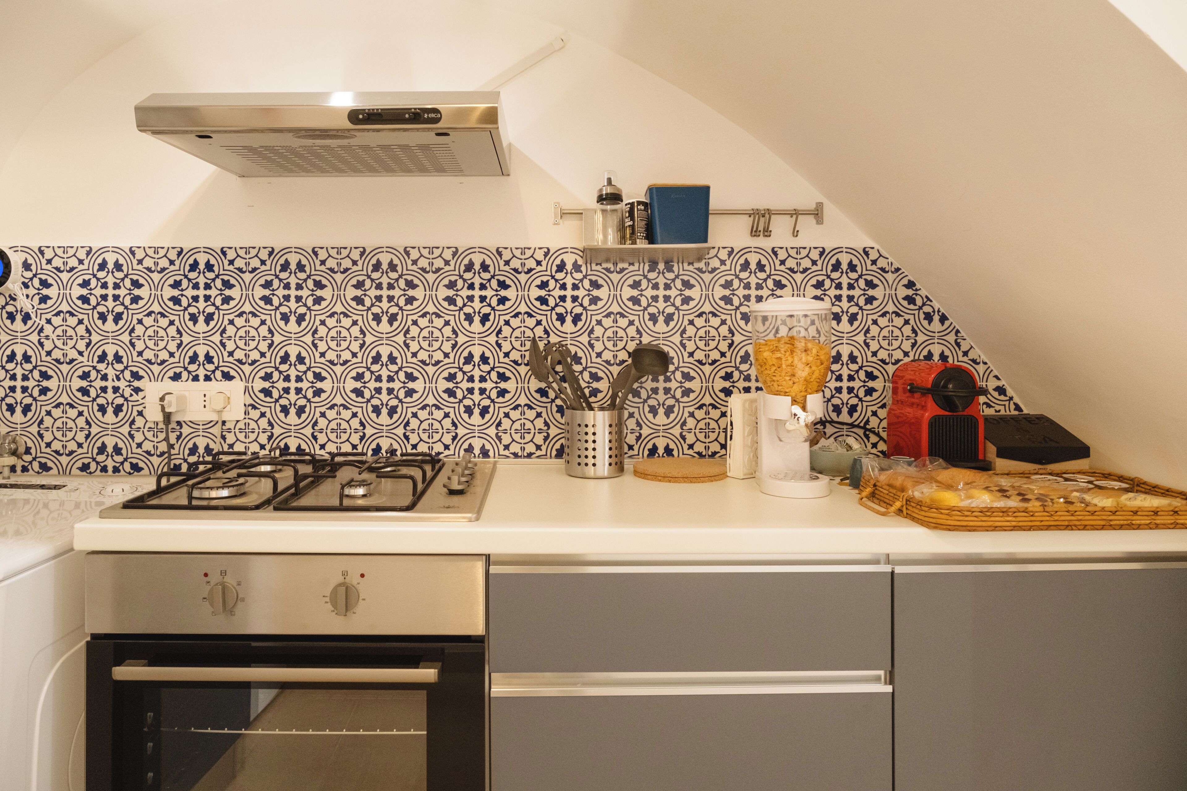 Fridge, oven, stovetop, coffee/tea maker