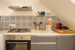 Fridge, oven, stovetop, coffee/tea maker