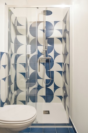 Shower, hair dryer, bidet, towels. Southeast 13 - Moon House