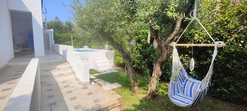Villa Luxury, patio, vista piscina (Villa Ninfea - int. 4) | Una scrivania, postazione laptop, lenzuola