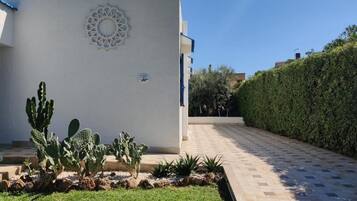 Villa Luxe, patio, vue piscine (Villa Ninfea - int. 4)