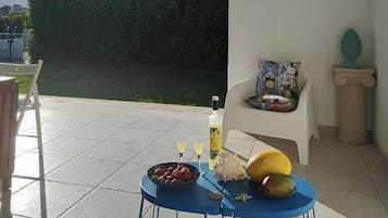 Luxury-Villa, Terrasse, Poolblick (Villa Ninfea - int. 4) | Schreibtisch, laptopgeeigneter Arbeitsplatz, Bettwäsche