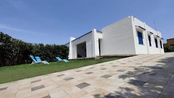 Villa Luxury, patio, vista piscina (Villa Ninfea - int. 4)