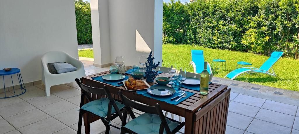 Villa Luxury, patio, vista piscina (Villa Ninfea - int. 4) | Una scrivania, postazione laptop, lenzuola