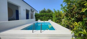 Luxury Villa, Patio, Pool View (Villa Ninfea - int. 4) | Desk, laptop workspace, bed sheets - Pool Seaside Relais - VILLE Ninfea, Marea, Rosa e Cassiopea (Fontane Bianche)
