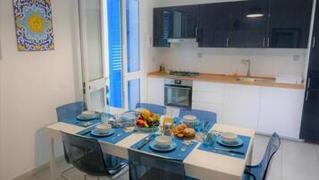 Biệt thự Cao cấp, sân hiên, quang cảnh hồ bơi | Khu ăn uống