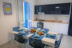 Biệt thự Cao cấp, sân hiên, quang cảnh hồ bơi | Khu ăn uống