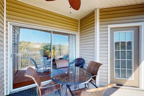 Outdoor dining - Lakeviews-inviting 3 bedroom condo-community pool (Kimberling City)