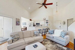 TV, DVD player, offices - Lakeviews-inviting 3 bedroom condo-community pool (Kimberling City)