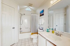 Shower, hair dryer, towels - Lakeviews-inviting 3 bedroom condo-community pool (Kimberling City)
