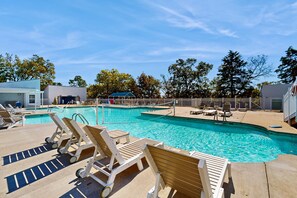 Pool - Lakeviews-inviting 3 bedroom condo-community pool (Kimberling City)
