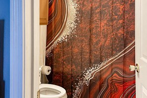 Shower, hair dryer, towels - Golf View 2BR Condo - JACUZZI TUB - Branson (Branson)