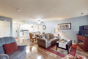 TV, offices - Golf View 2BR Condo - JACUZZI TUB - Branson (Branson)