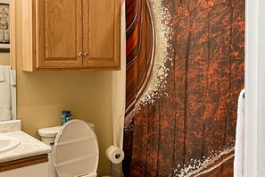 Shower, hair dryer, towels - Golf View 2BR Condo - JACUZZI TUB - Branson (Branson)