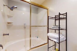 Een douche, een haardroger, handdoeken