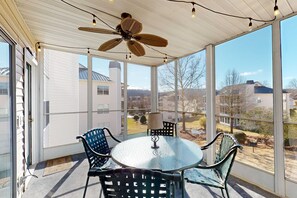 Dining - Sleek 2BR Condo - JETTED TUB - Pool & Creek Views (Branson)