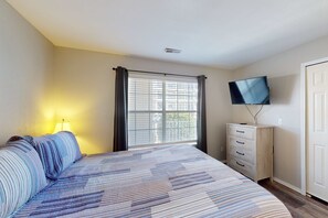 Iron/ironing board, WiFi, bed sheets - Sleek 2BR Condo - JETTED TUB - Pool & Creek Views (Branson)