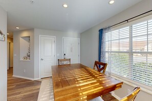 Dining - Sleek 2BR Condo - JETTED TUB - Pool & Creek Views (Branson)