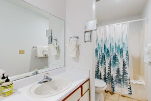 Douche, sèche-cheveux, serviettes fournies