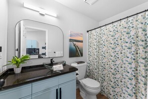 Shower, hair dryer, towels - Peaceful 2BR Condo - DUCK POND VIEWS - Branson (Branson)