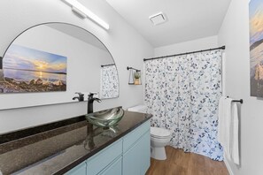 Shower, hair dryer, towels - Peaceful 2BR Condo - DUCK POND VIEWS - Branson (Branson)