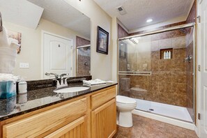 Shower, hair dryer, towels - LAKE VIEW 3BR Condo - Pool & Entertainment Ready (Branson)