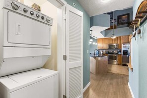 Fridge, microwave, oven, stovetop - LAKE VIEW 3BR Condo - Pool & Entertainment Ready (Branson)