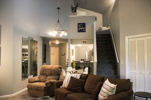 TV, offices - Refined 3BR Condo - GOLF VIEW - Pointe Royale (Branson)
