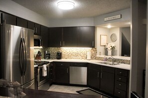 Fridge, microwave, oven, stovetop - Refined 3BR Condo - GOLF VIEW - Pointe Royale (Branson)