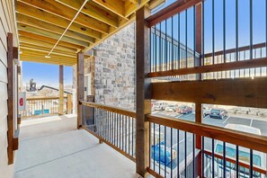 Property grounds - Stylish 3BR Condo - LAKE VIEWS - Pool & Kimberling (Kimberling City)
