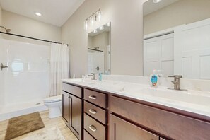 Shower, hair dryer, towels - Stylish 3BR Condo - LAKE VIEWS - Pool & Kimberling (Kimberling City)