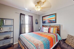 Desk, iron/ironing board, WiFi - Warm 3BR Condo - MOUNTAIN VIEWS - COMMUNITY POOL (Branson)