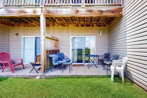 Outdoor dining - Warm 3BR Condo - MOUNTAIN VIEWS - COMMUNITY POOL (Branson)