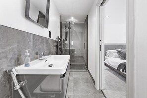 Bathroom - Luxury 2 Bedrooms 2 Bath London Flat 6 Guests (London)