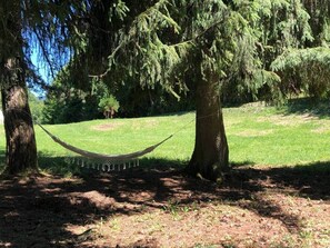 A hammock between trees in a grassy area. - Mystère-Château Superior Guest Room (Montanges)
