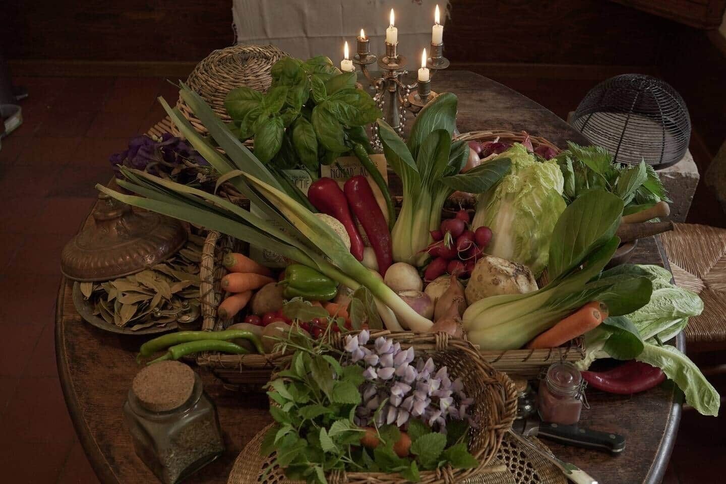 Une table avec divers l égumes, un chandelier et un éventail.